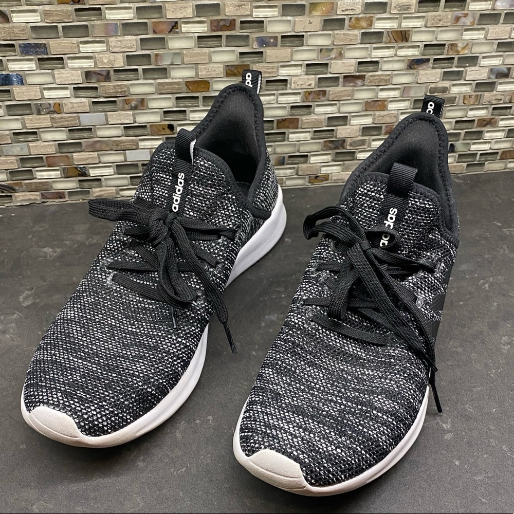 Adidas back and white tennis shoes